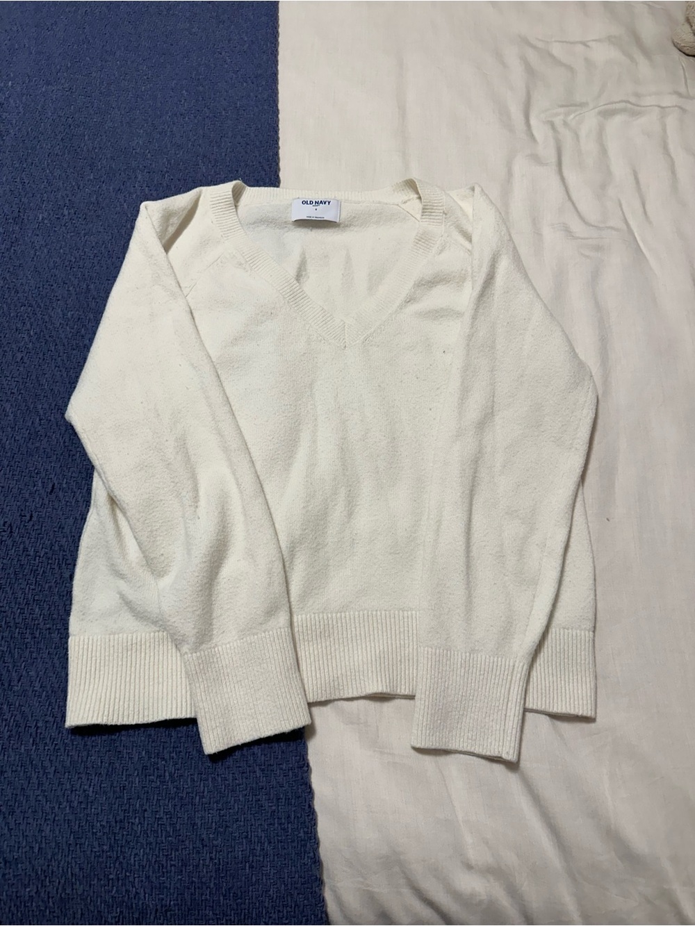 Old Navy Women's Cream V-Neck Sweater